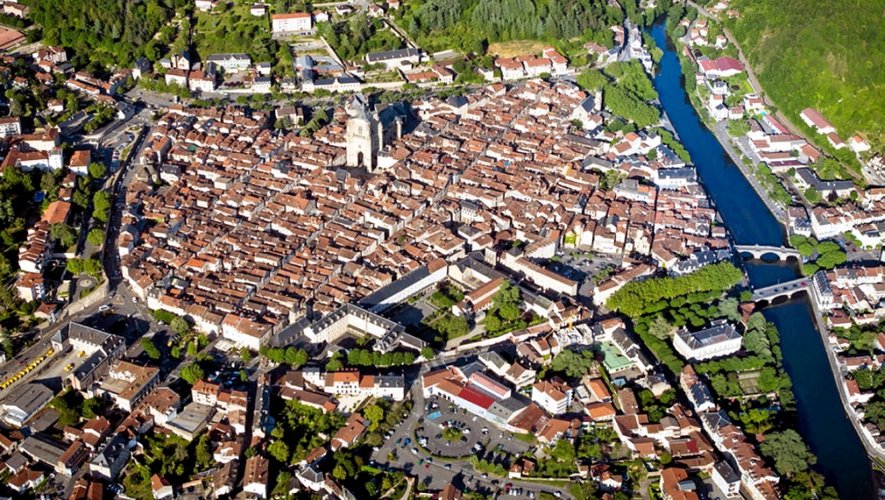 Parmi les dix villes aveyronnaises les plus importantes, Villefranche-de-
Rouergue est la plus endettée avec un encours de 1 366€ par habitant. 
Plusieurs investissements lourds comme le centre nautique ont pesé dans les finances locales.