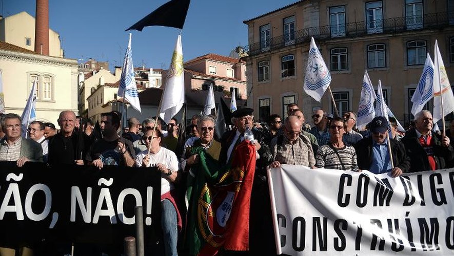 Des militaires portugais défilent contre l'austérité à Lisbonne le 15 mars 2014