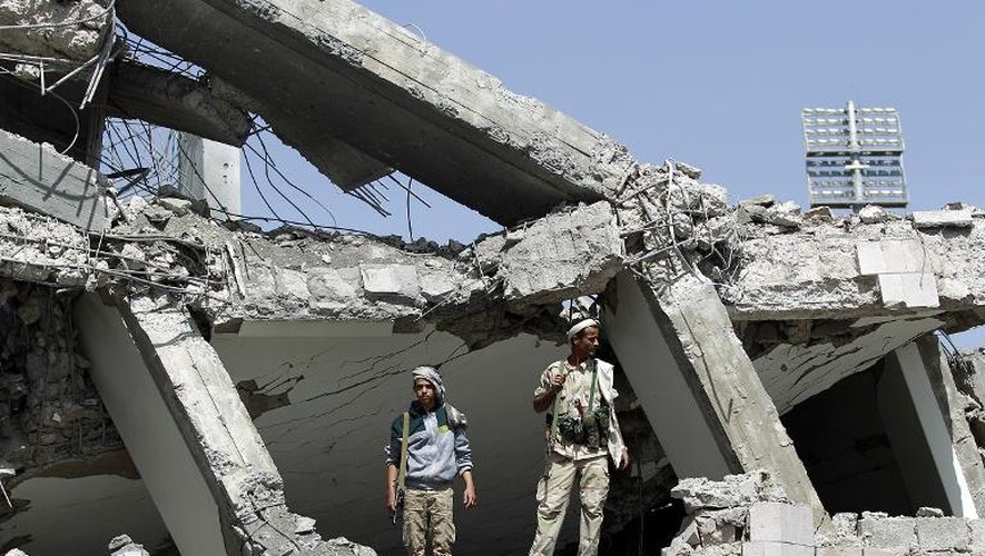 Des rebelles chiites Houthis inspectent les ruines d'un hôtel détruit par les raids de la coalition arabe, le 31 mai 2015 au nord de Sanaa, la capitale yéménite