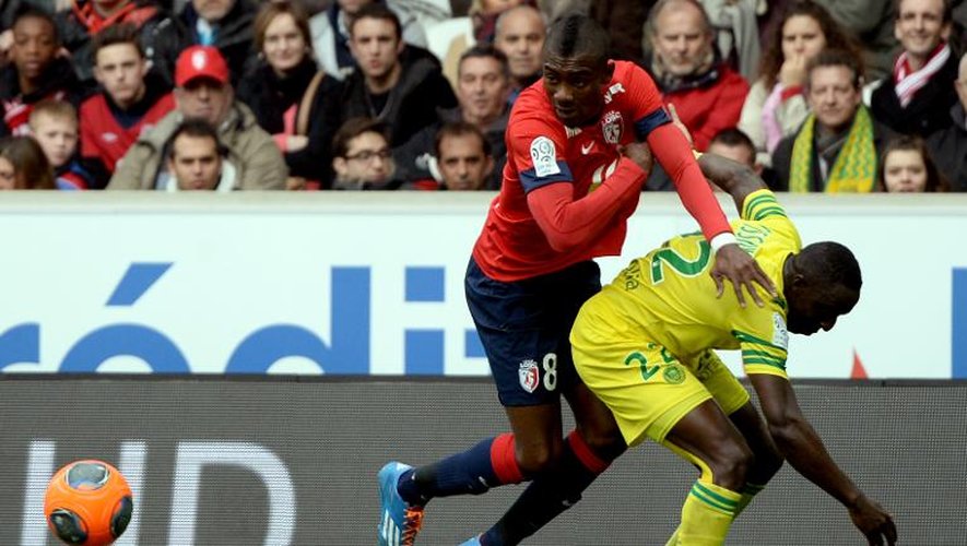 L'Ivoirien de Lille Salomon Kalou (g) à la lutte avec le défenseur de Nantes Issa Cissokho, le 15 mars 2014 au Stade Pierre Mauroy