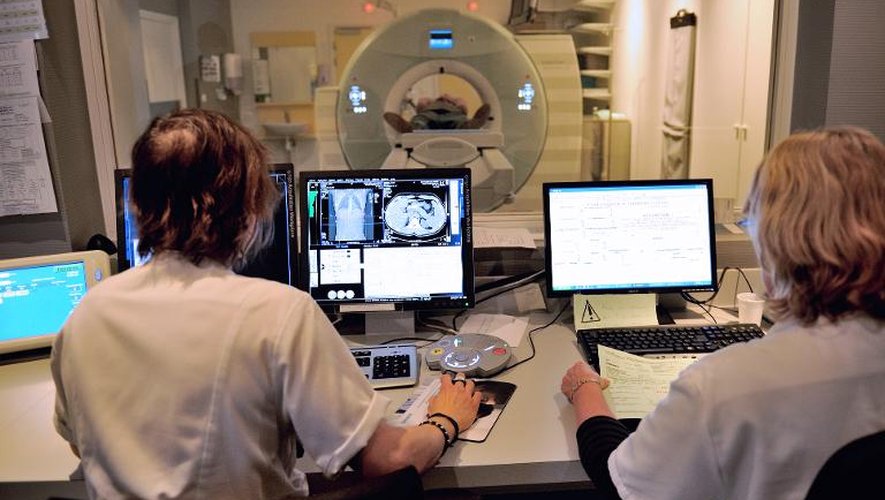Un patient passe un scanner le 6 février 2013 au centre Oscar-Lambret à Lille, spécialisé dans le traitement du cancer