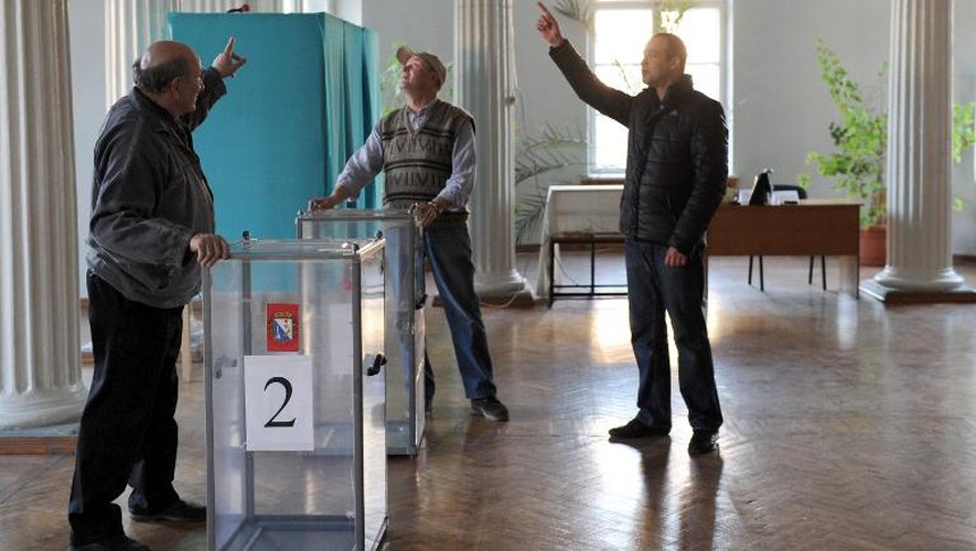 Préparatifs dans un bureau de vote le 15 mars 2014 à Sébastopol