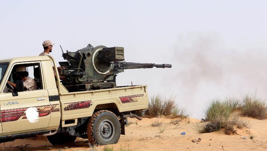 Des miliciens de Fajr Libya (Aube de la Libye) en combat contre les forces loyales aux autorités reconnues par la communauté internationale, le 25 mai 2015 près de Wetia, une ville située à 87 km à l'ouest de Tripoli