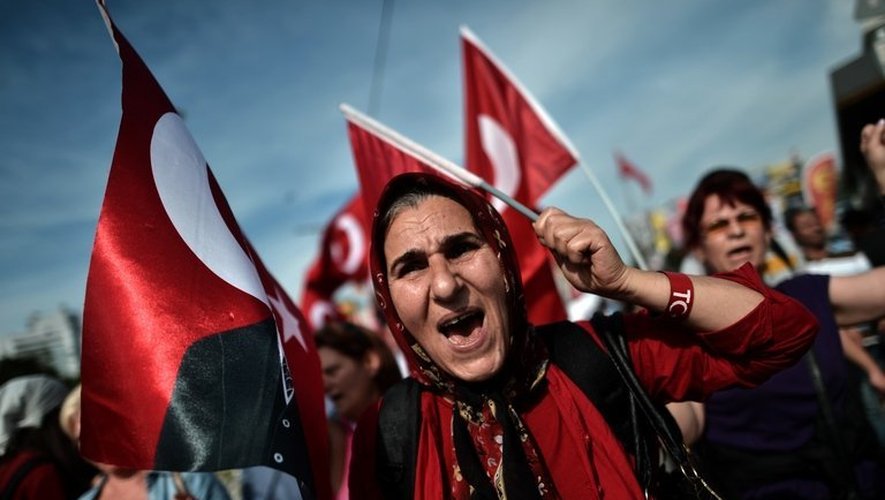 Manifestants brandissant des drapeaux turcs et criant des slogans contre Erdogan, sur la place Taksim le 6 juin 2013 à Istanbul