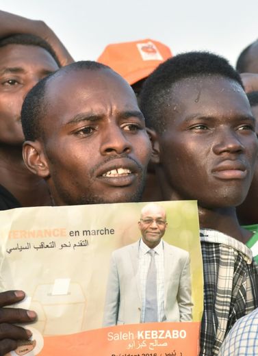 Des partisans du candidat de l'opposition,  Saleh Kebzaboh, lors d'un meeting électoral le 8 avril 2016 à Ndjamena