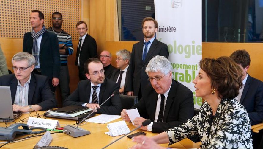 Le ministre de l'Ecologie Philippe Martin et la ministre de la Santé Marisol Touraine lors d'une réunion sur la pollution le 15 mars 2014 au ministère de l'Ecogie à Paris