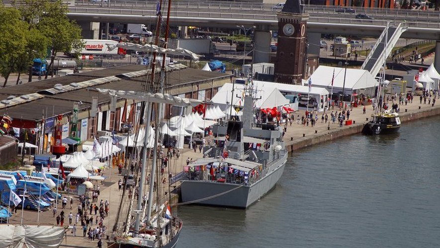 Des personnes visitent d'anciens navires dans le port de Rouen, le 6 juin 2013 au premier jour de l'Armada 2013