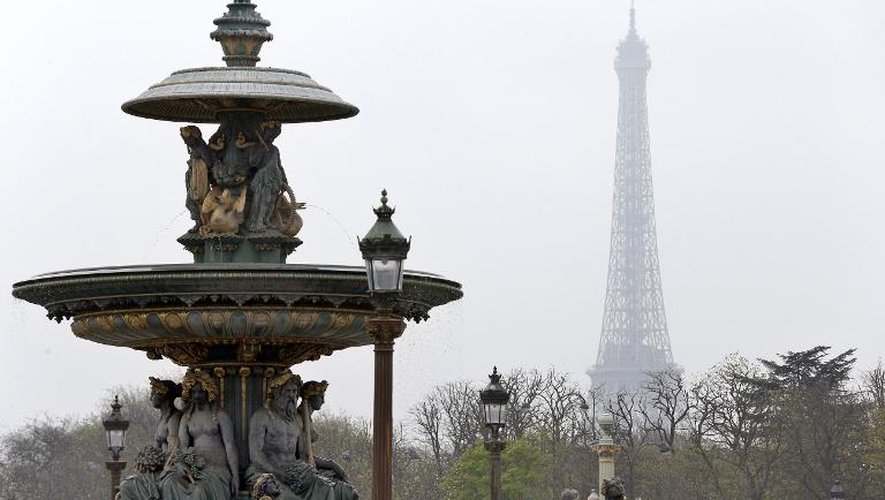 La Tour Effeil vue à travers une nappe de pollution à Paris, le 15 mars 2014