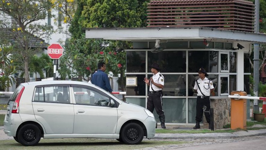 Des policiers à l'entrée de la résidence de Zaharie Ahmad Shah, le pilote du Boeing disparu, le 16 mars 2014 à Shah Alam