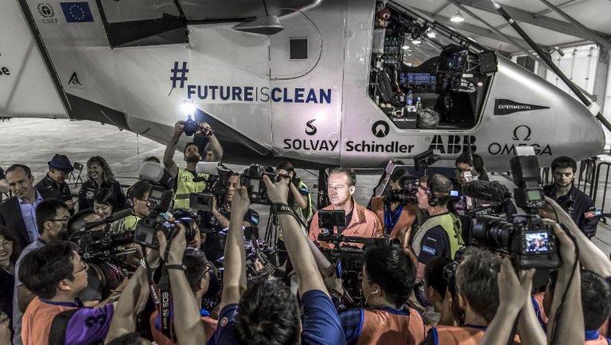 Photo fournie par l'équipe Solar Impulse le 31 mai 2015 montrant le pilote suisse André Borschberg parler aux médias avant le décollage de Nanjing en Chine le même jour