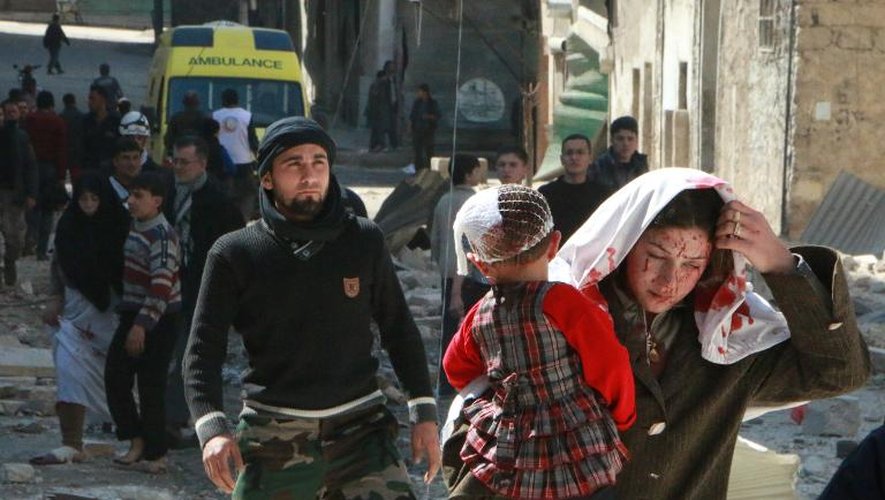 Des civils fuyant des tirs aériens le 15 mars 2014 à Alep