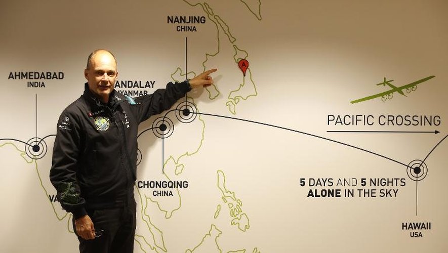 Bertrand Piccard, l'un des deux pilotes de l'avion Solar Impulse 2, pointe le 1er juin 2015 sur une carte le Japon où l'appareil va devoir atterrir