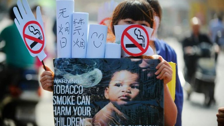 Une collégienne fait campagne pour l'interdiction de fumer, le 31 mai 2015 à Yangzhou, dans l'est de la Chine
