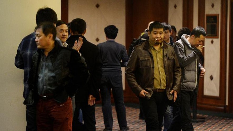 Des proches des passagers du vol  MH370 à l'issue d'une réunion le 16 mars 2014 avec des responsables  à Pékin