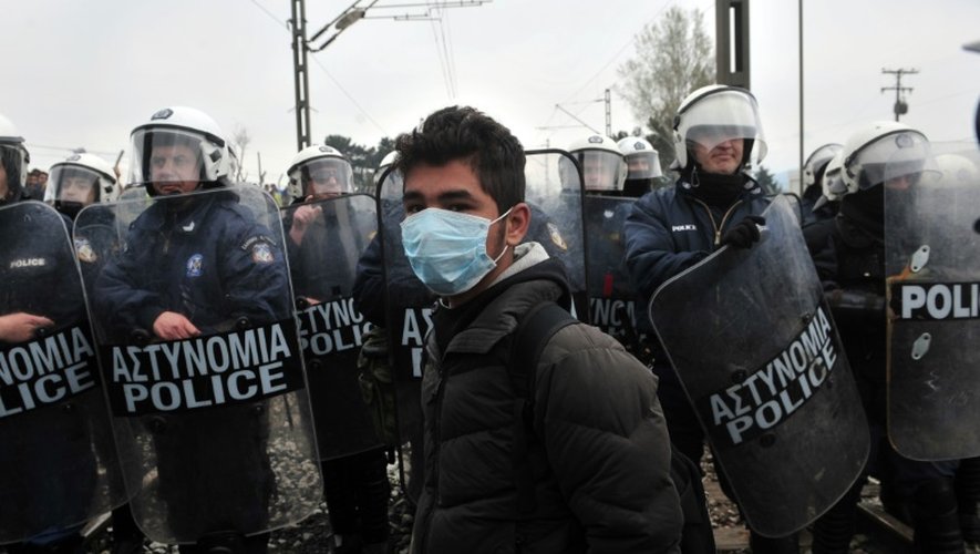 Un jeune migrant portant un masque à la frontière greco-macédonienne, près du village grec d'Idomeni le 27 mars 2016