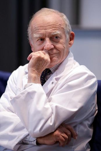 Le professeur Alain Carpentier le 21 décembre 2013 à l'hôpital Georges Pompidou à Paris