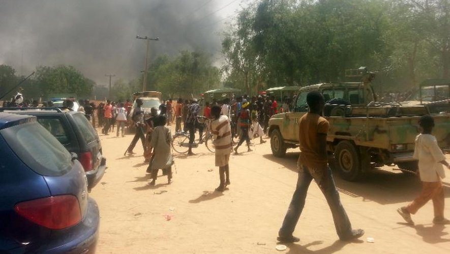 De la fumée s'élève au dessus de Maiduguri après une attaque le 14 mars 2014 des islamistes de Boko Haram contre une base militaire