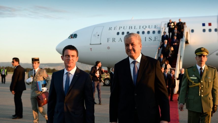 Le Premier ministre français Manuel Valls accueilli par son homologue algérien Abdelmalek Sellal à son arrivée le 9 avril 2016 à l'aéroport d'Alger