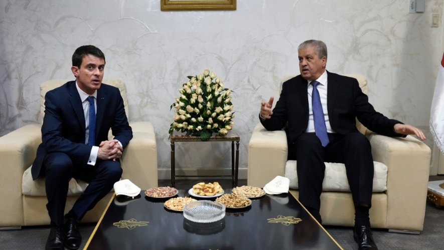 Le Premier ministre français Manuel Valls reçu par son homologue algérien Abdelmalek Sellal le 9 avril 2016 à Alger