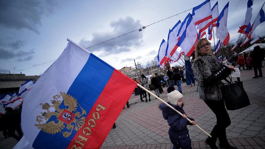 Un enfant porte un drapeau russe à Simféropol, en Crimée, le 26 mars 2014