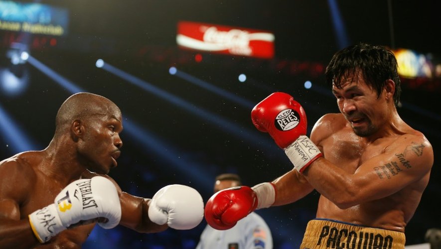 Le boxeur philippin Manny Pacquiao (d) lors de l'ultime combat de sa carrière, face à l'Américain Thimothy Bradley, le 9 avril 2016 à Las Vegas