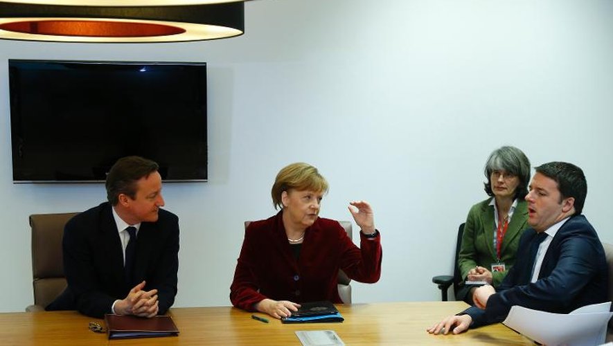 Le Premier ministre britannique David Cameron (gauche), la chancelière allemande Angela Merkel (centre) et le Premier ministre italien Matteo Renzi (droite) à Bruxelles le 6 mars 2014