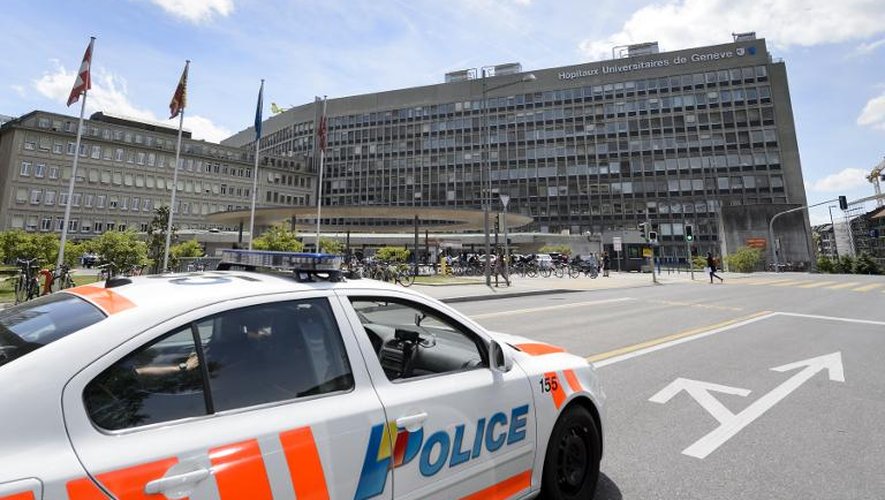 Voiture de police le 31 mai 2015 devant l'hôpital où a été transporté le Secrétaire d'Etat John Kerry à Genève