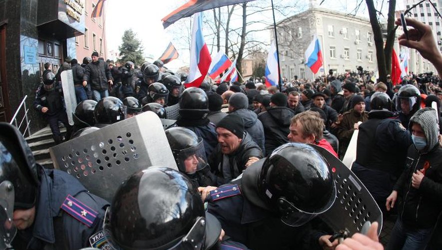 Policiers anti-émeutes face à des manifestants pro-russes à l'assaut des bureaux du procureur à Donetsk, le 16 mars 2014