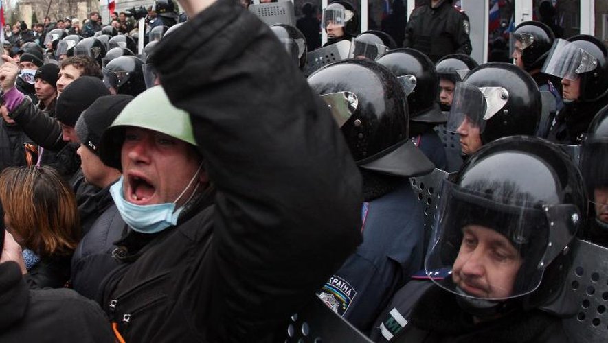 Policiers anti-émeutes aux prises avec des manifestants pro-russes à l'assaut des bureaux du procureur à Donetsk, le 16 mars 2014