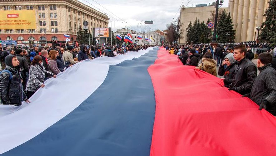 Manifestants portant un drapeau russe géant à Kharkiv, dans l'est de l'Ukraine, le 16 mars 2014