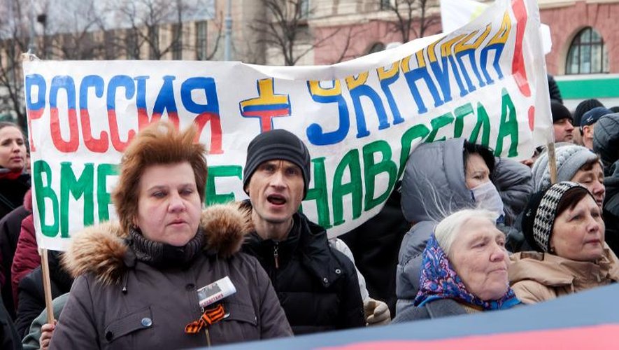 Manifestants pro-russes à Kharkiv devant une banderole "Russie et Ukraine sont unies à jamais", le 16 mars 2014