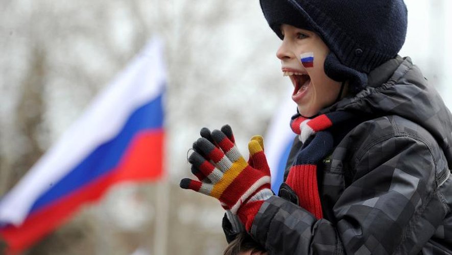 Un garçon avec un drapeau russe peint sur la joue à Sébastopol, le 16 mars 2014