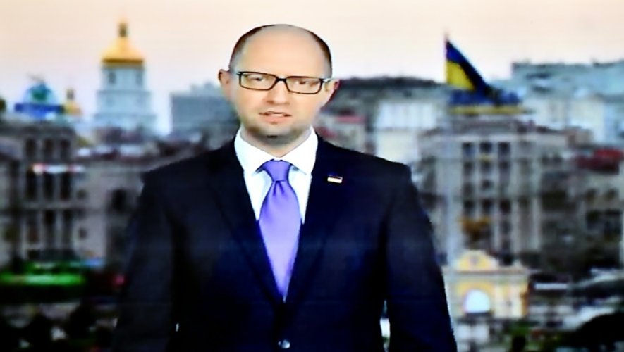 Image du Premier ministre ukrainien Arseni Iatseniouk capturée sur une un écran de télé lorsqu'il a annoncé sa démission à l'occasion d'une émission de télévision hebdomadaire, le 10 avril 2016