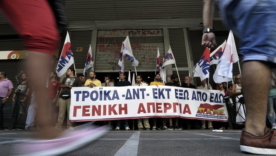 Des manifestants bloquent l'accès au ministère du Travail, à Athènes, avant une visite de la Troïka, le 11 septembre 2012