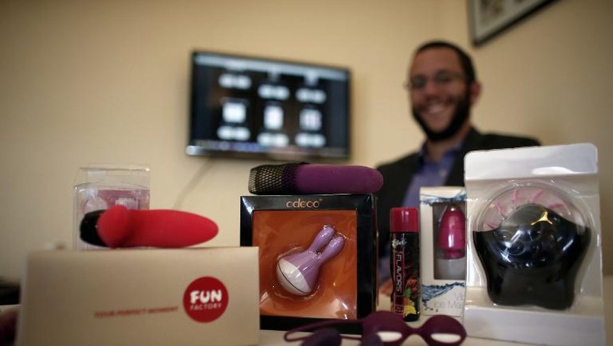 Natan Alexander, un rabbin orthodoxe israélien, pose le 31 mai 2015 devant les sex-toys qu'il vend en ligne depuis la colonie d'Elazar, en Cisjordanie occupée