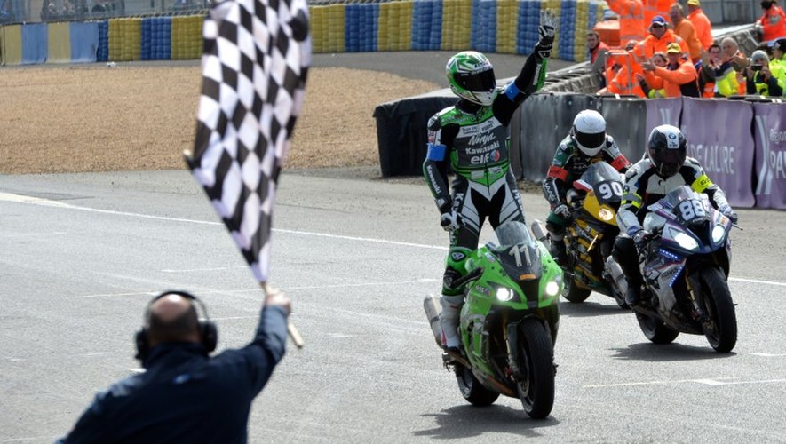 Le Français Grégory Leblanc, sur la Kawasaki N.11, franchit en vainqueur la ligne d'arrivée des 24 heures du Mans moto, le 10 avril 2016
