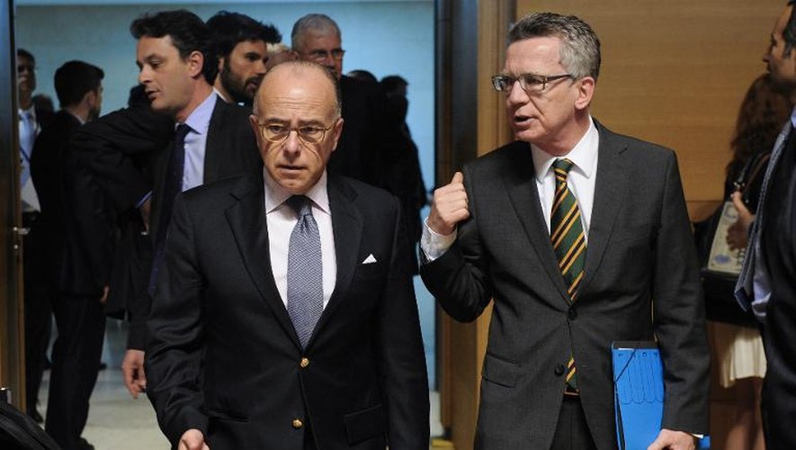 Les ministres de l'Intérieur français Bernard Cazeneuve et allemand Thomas de Maizière le 20 avril 2015 à Luxembourg
