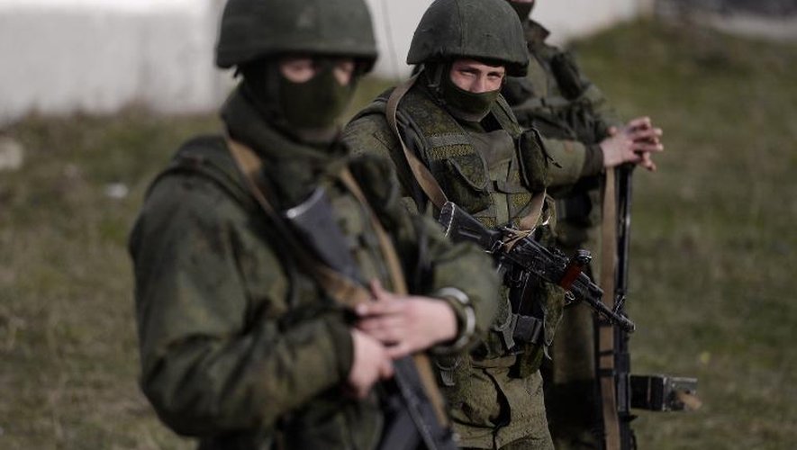 Hommes armés, probablement des soldats russes, à l'extérieur d'une base militaire ukrainienne à Perevalnoïe en Crimée, le 16 mars 2014
