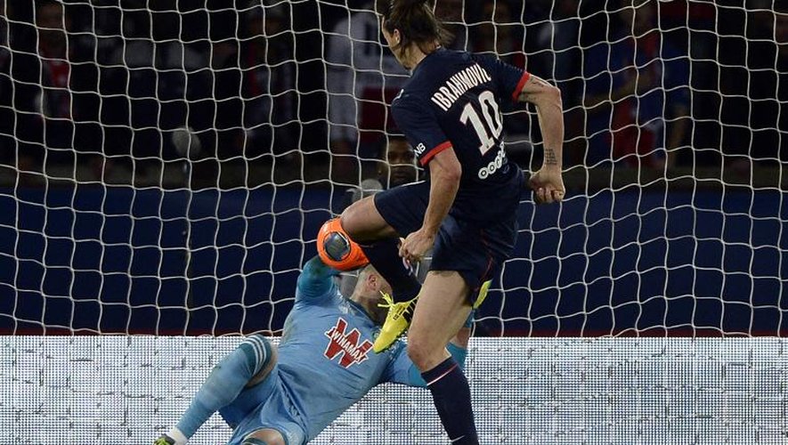 L'attaquant du PSG Zlatan Ibrahimovic marque contre Saint-Etienne, le 16 mars 2014 au Parc des Princes