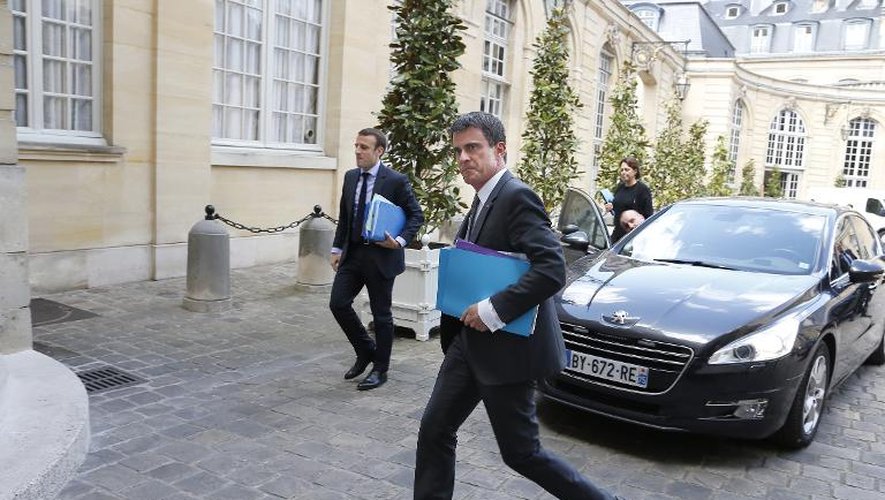 Le Premier ministre Manuel Valls (d) et le ministre de l'Economie Emmanuel Macron arrivent à Matignon, le 1er juin 2015 à Paris