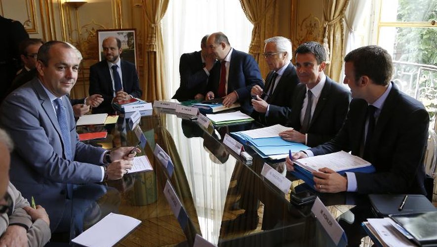 Le secrétaire général de la CFDT Laurent Berger (G) en face du ministre du Travail François Rebsamen, du Premier ministre Manuel Valls et du ministre de l'Economie Emmanuel Macron le 1er juin 2015 à Matignon à Paris