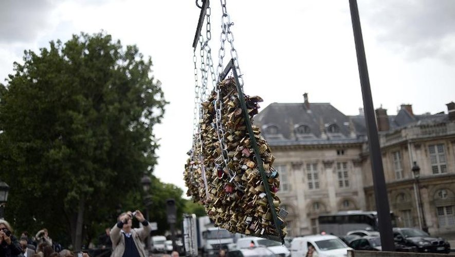 Opération retrait des "cadenas d'amour" du Pont des Arts, le 1er juin 2015 à Paris