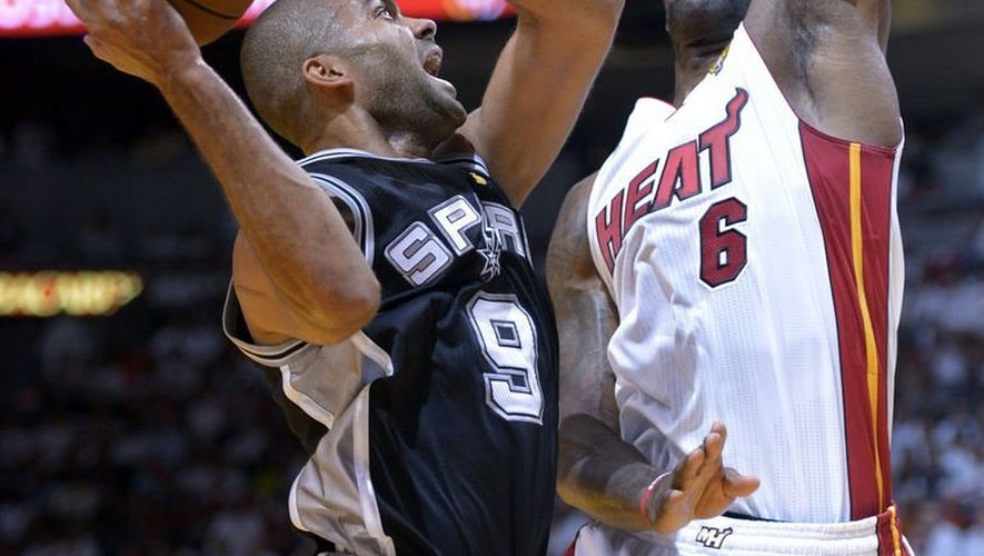 Le meneur de San Antonio Tony Parker défie l'ailier de Miami LeBron James lors de la victoire des Spurs au match 1 des finales NBA à Miami