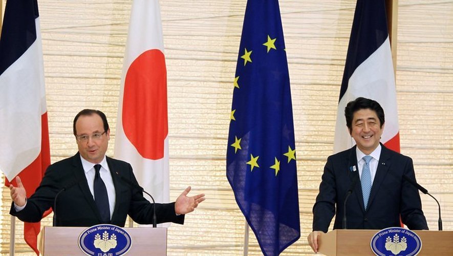 François Hollande (G) et le Premier ministre Japonais Shinzo Abe à Tokyo, le 7 juin 2013