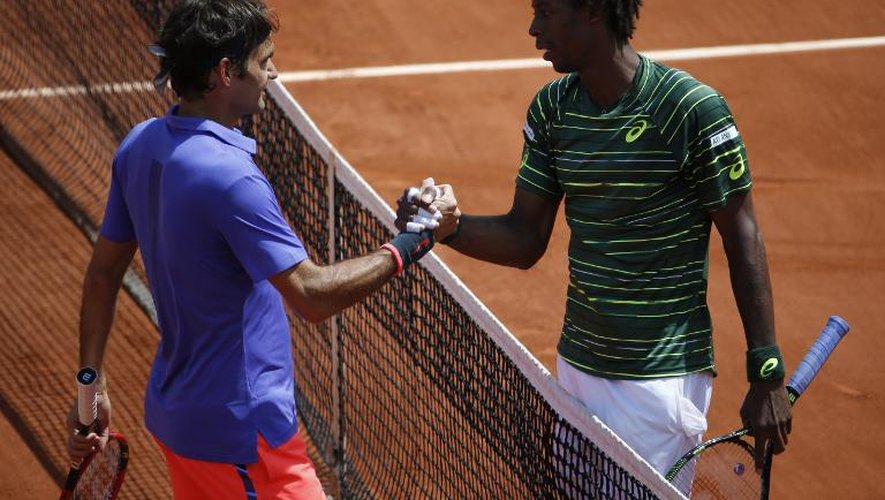 Roger Federer salue Gaël Monfils après avoir battu le Français en 8e de finale à Roland-Garros, le 1er juin 2015