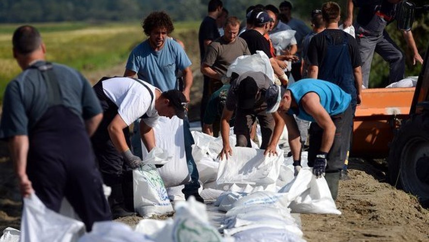 Des bénévoles montent une digue artificielle au bord du Danube, à Mecser en Hongrie, le 6 juin 2013