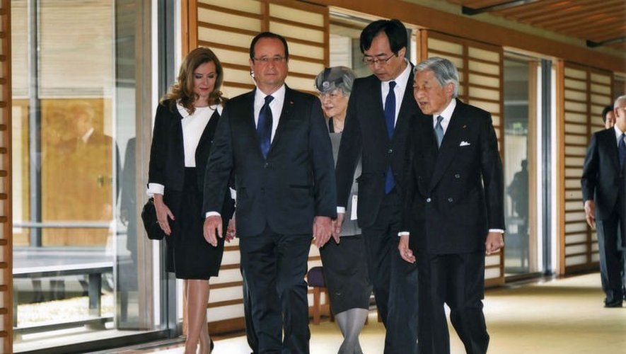 Le président François Hollande avec l'empereur japonais Akihito (d) le 7 juin 2013 à Tokyo