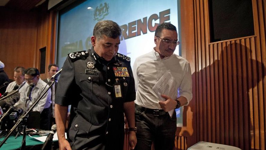 Le chef de la police Khalid Abu Bakar et le ministre malaisien des Transports Hishammuddin Hussein à l'issue de leur conférence de presse le 16 mars 2014 à Kuala Lumpur