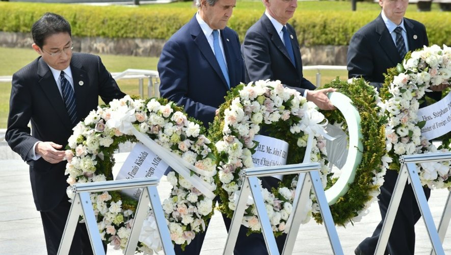 Les ministres japonais Fumio Kishida, américain John Kerry, britannique Philip Hammond et canadien Stephane Dion lors d'un hommage aux victimes de la bombe atomique le 11 avril 2016 à Hiroshima