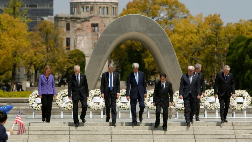 Les représentants du G7 viennent de déposer des gerbes devant le mémorial à Hiroshima le 11 avril 2016